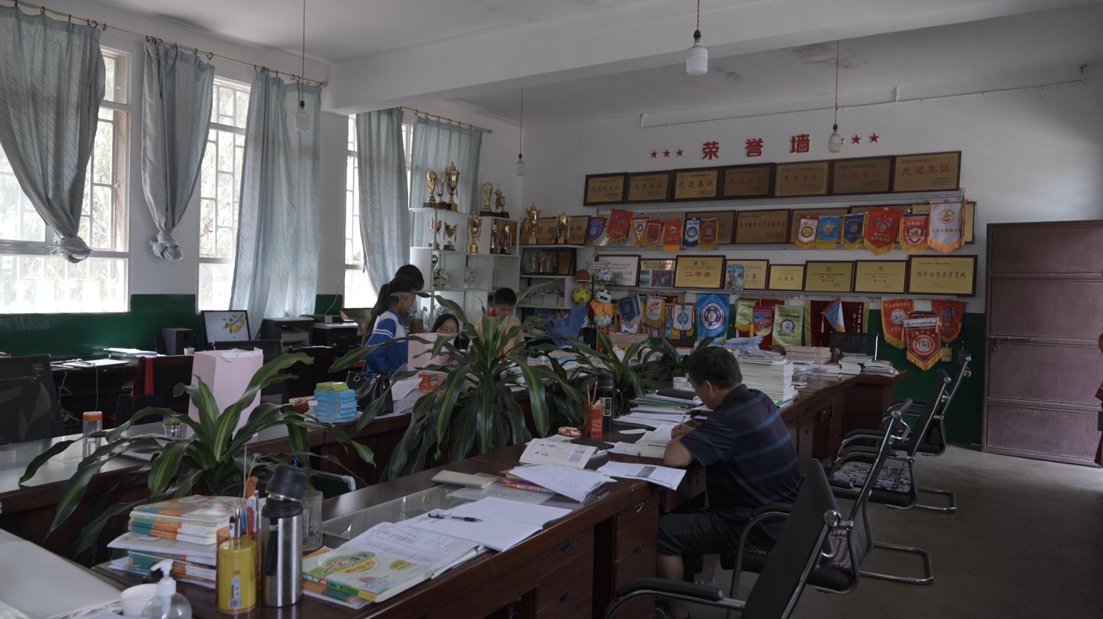小学生足球训练项目_小学生足球技术_小学生足球技巧体育项目