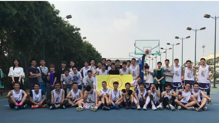 篮球进球空中定点发球规则_篮球发球球在空中算不算时间_篮球进球后怎么发球