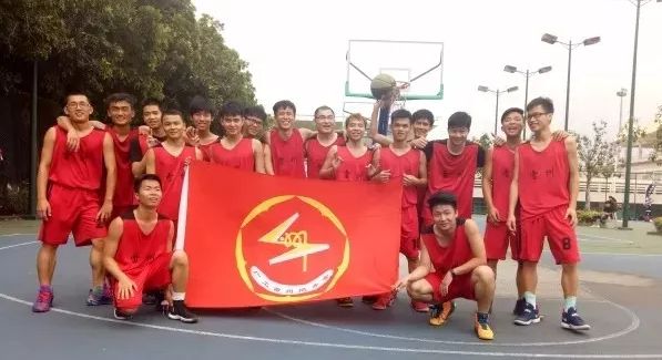 篮球进球空中定点发球规则_篮球进球后怎么发球_篮球发球球在空中算不算时间