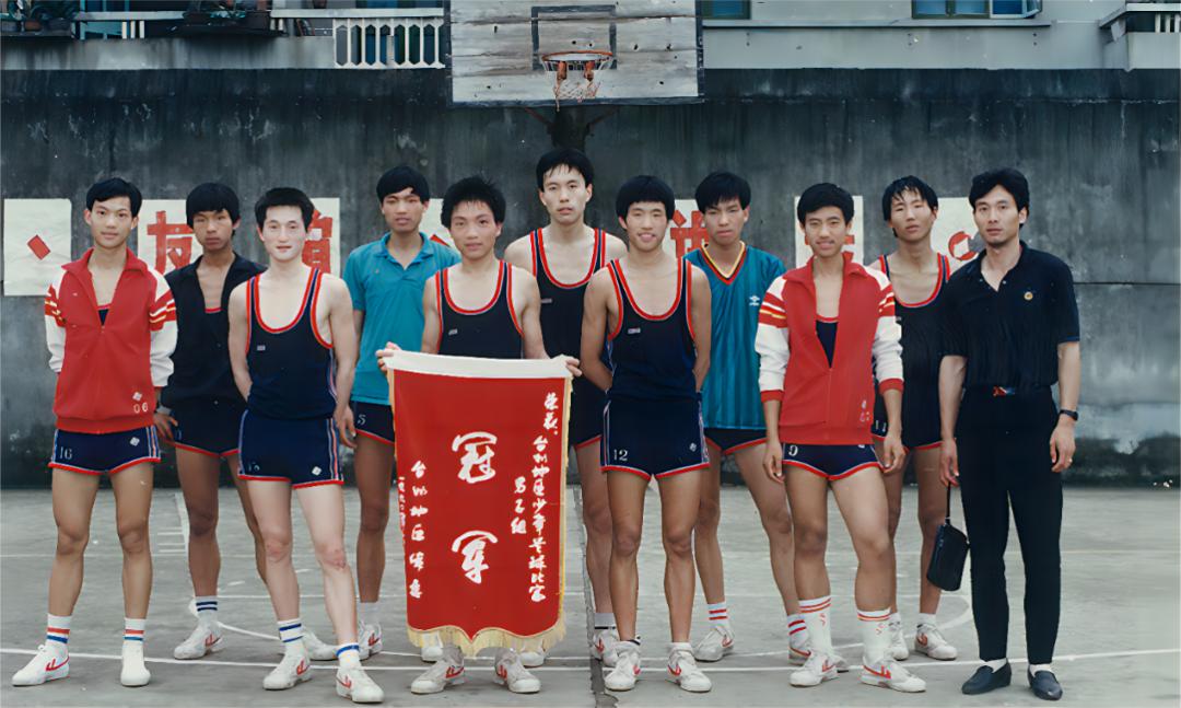 二中篮球馆_二中篮球场_鸡东二中篮球比赛冠军