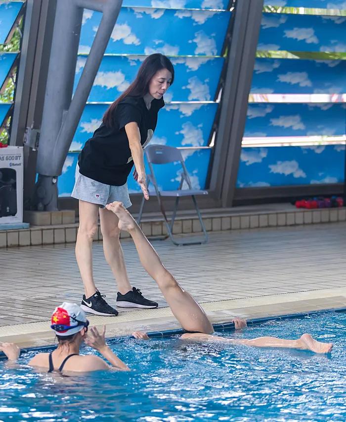 女子游泳冠军姐妹_姐妹游泳被困电影_姐妹游泳女子冠军视频