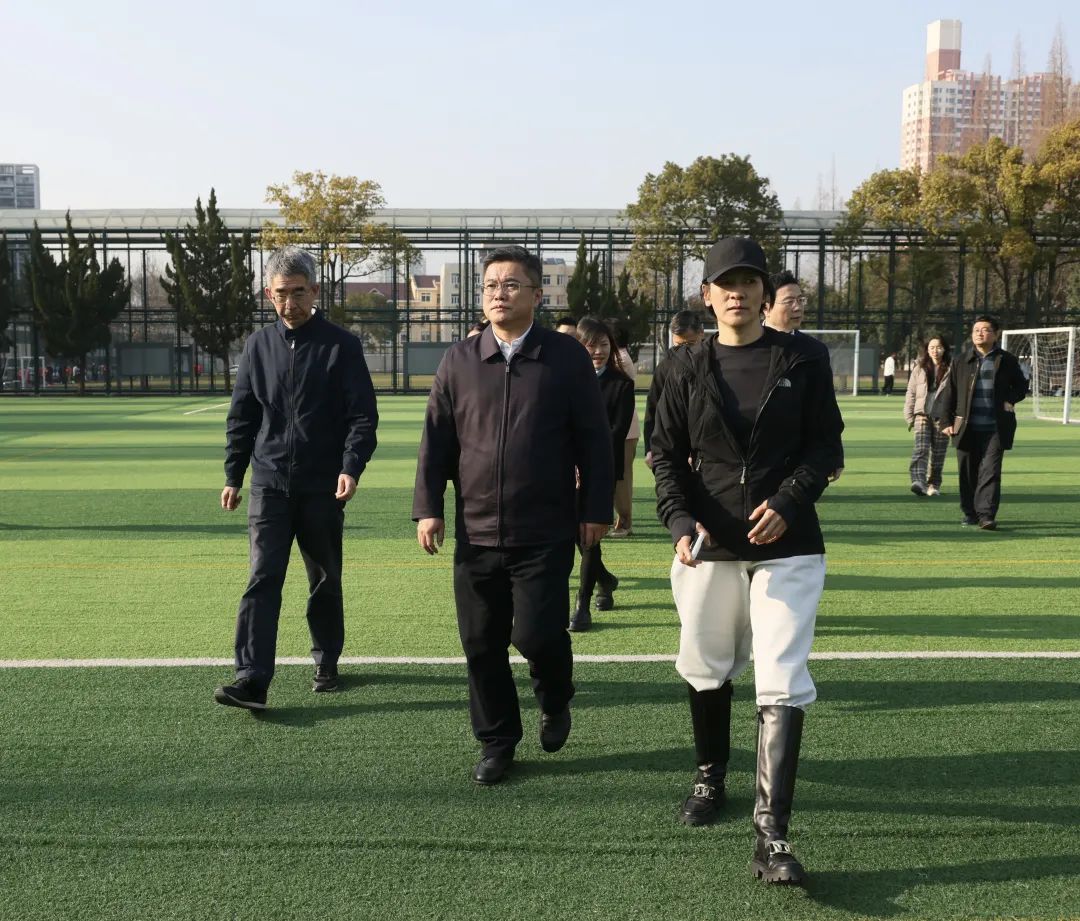 50个基本的足球技巧_足球技巧30招教学_足球教学出球技巧