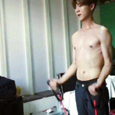 鹿晗健身照_鹿晗健身效果_鹿晗健身房视频