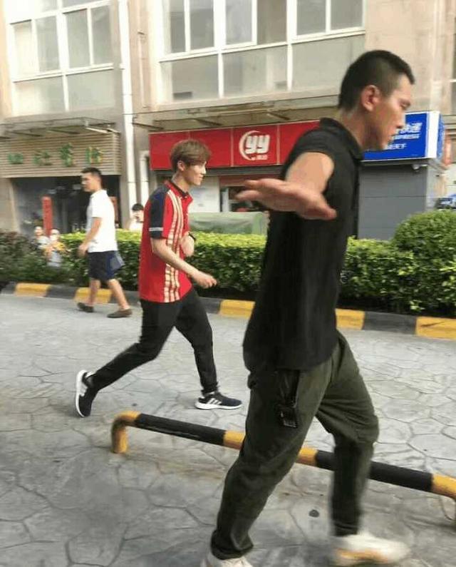 鹿晗健身照_鹿晗健身效果_鹿晗健身房视频