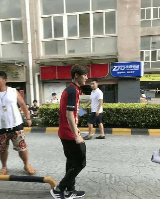 鹿晗健身照_鹿晗健身效果_鹿晗健身房视频