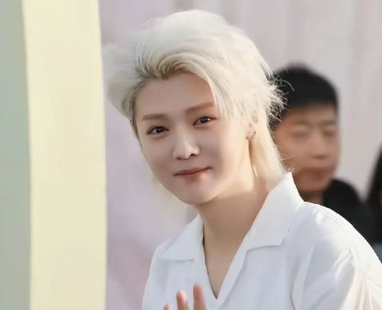 鹿晗肌肉健身照_鹿晗健身效果_鹿晗健身照