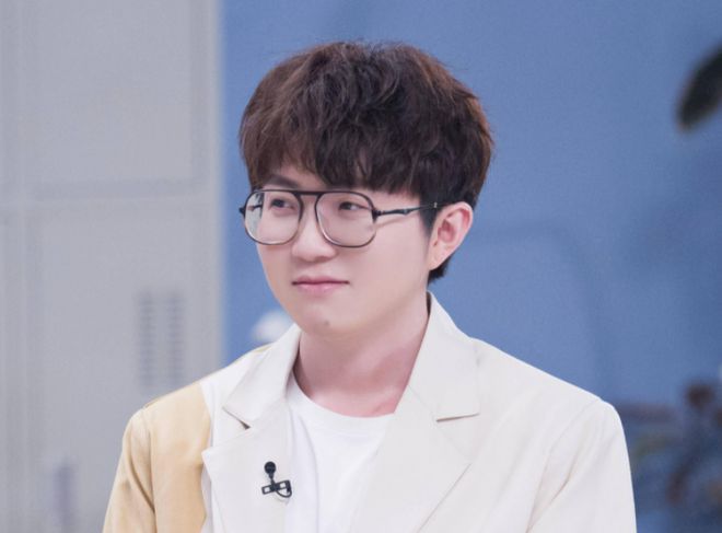 鹿晗健身效果_鹿晗健身照_鹿晗肌肉健身照
