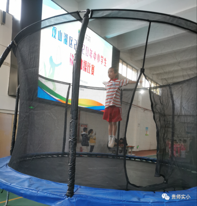 体操快乐歌小学_小学生体操向快乐出发_小学生做的快乐体操